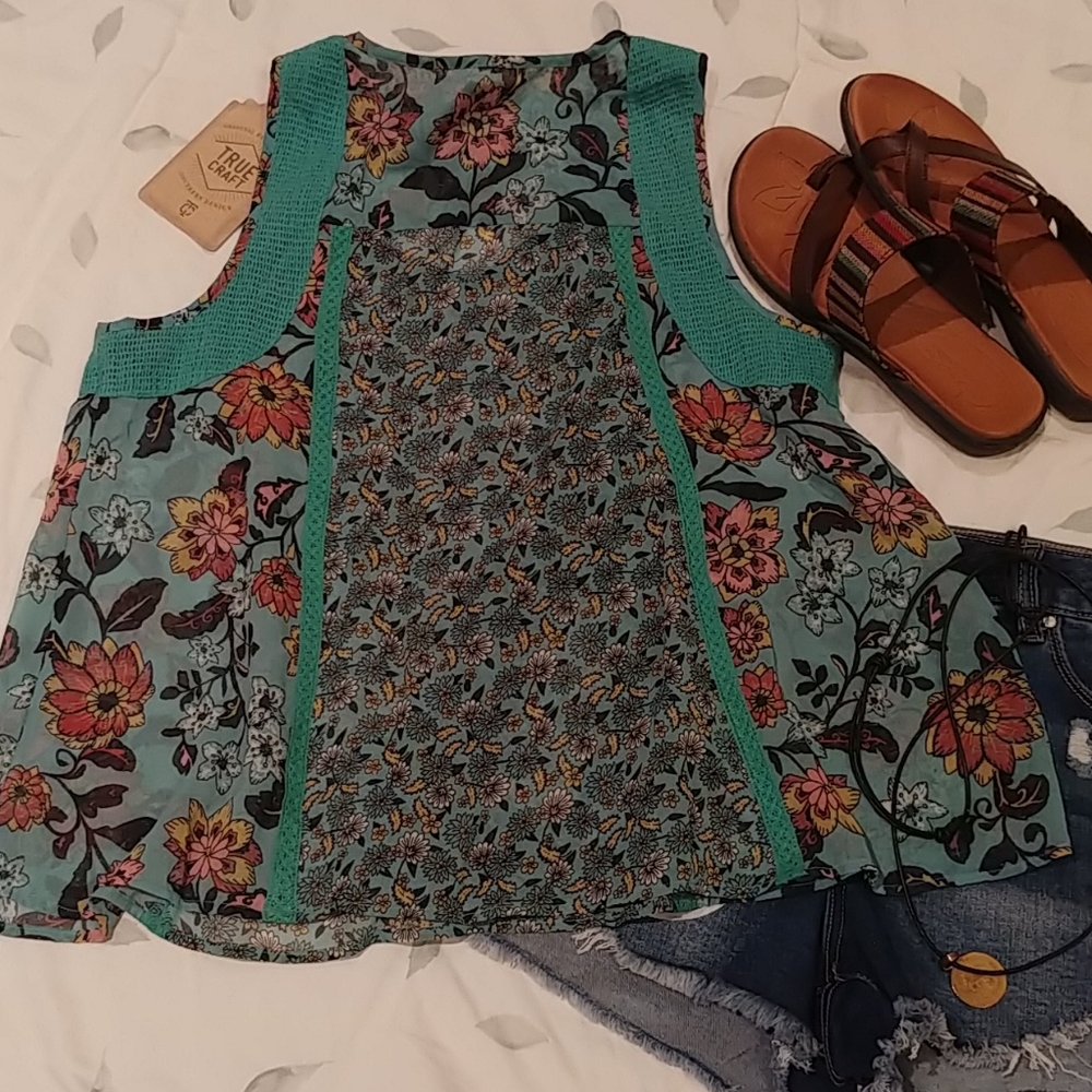 NWT 💚 Greenish Floral🌼Semi-Sheer Top Cotton Trim